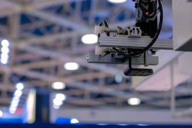 Tesiste emme kapları ile otomatik robotik kol manipülatör - yakın