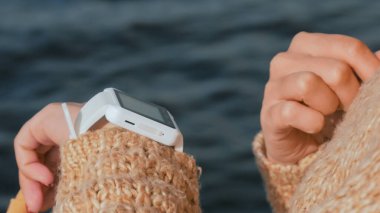 giyilebilir akıllı izle kullanan kadın