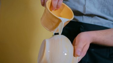 Potter yakmak için seramik ürünler hazırlıyor