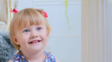 Evdeki komik küçük kızın portresi.