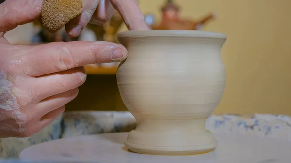 Taza de alfarero profesional con herramienta especial en taller de cerámica — Foto de Stock