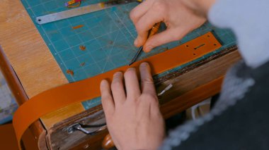 Skinner deri kemerle çalışıyor.