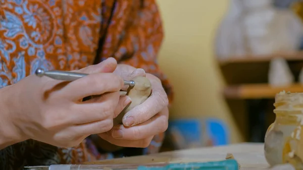 Vrouw potter keramische souvenir penny-whistle maken in een pottenbakkerij — Stockfoto