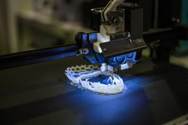 Üç boyutlu yazdırma makinesi fiziksel 3B modeli yazdırır