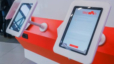 Görüntüyü kapat: Sergide dikey tablet kiosk