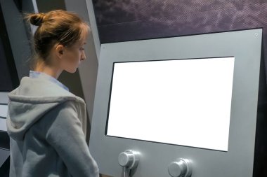 Sergide boş beyaz ekran kioskuna bakan kadın - beyaz ekran konsepti