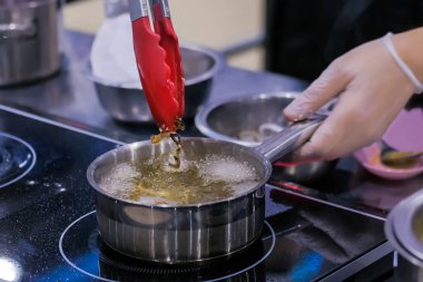 Çömlekte sebze hazırlama süreci