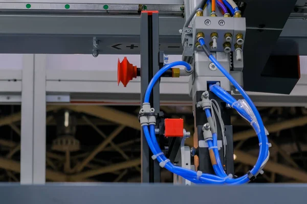 Tesiste emme kapları ile otomatik robotik kol manipülatör - yakın — Stok fotoğraf