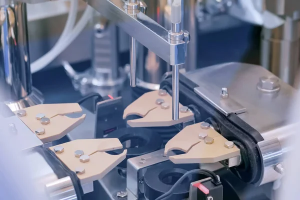 Demo modunda çalışan otomatik ampul dolum makinesi