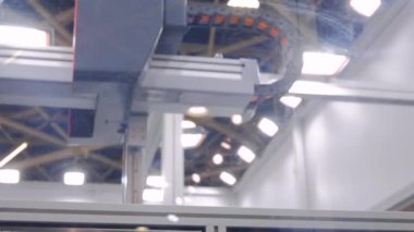 Emici bardaklı otomatik robotik kol manipülatörü kumaştaki plastik kapları hareket ettirir