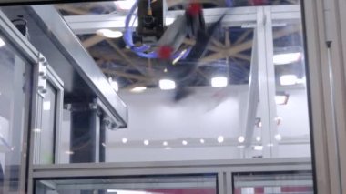 Emici bardaklı otomatik robotik kol manipülatörü kumaştaki plastik kapları hareket ettirir