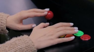 Geçmişe dönük atari makinesi oyunu oynayan kadın. Klasik, 80 'ler, oyun, hobi konsepti