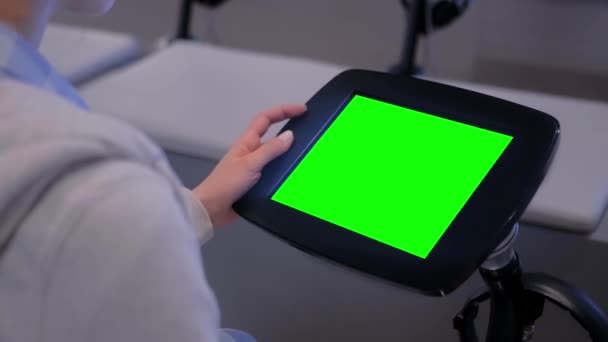 Концепція зеленого екрану жінка дивиться на дисплей стоїть на підлозі планшетний кіоск — стокове відео