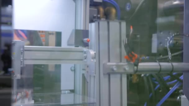 Emici bardaklı otomatik robotik kol manipülatörü plastik kapakları hareket ettirir, kapaklar — Stok video