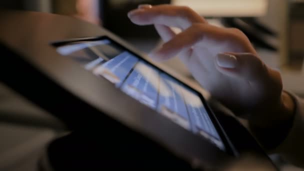 Vrouw met touchscreen weergave van staande zwarte tablet kiosk: close-up — Stockvideo