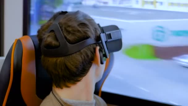 Jongeman met virtual reality bril en rondkijkend - Vr concept — Stockvideo