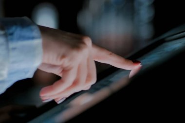 Modern tarih müzesinde etkileşimli dokunmatik ekran görüntüsü kullanan kadın