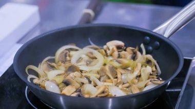 Champignon mantar ve soğan kızartma ve tavada cızırtılı