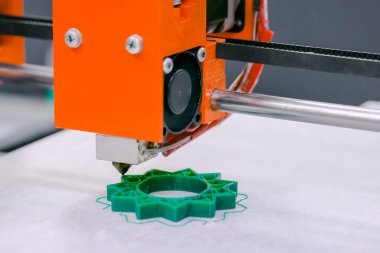 Modern teknoloji sergisinde çalışan otomatik 3D yazıcı makinesi