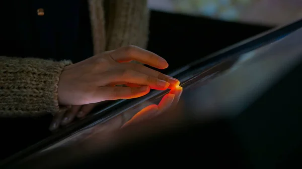 Vrouw met interactieve touchscreen display — Stockfoto