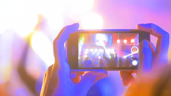 Mãos silhueta gravação de vídeo de concerto de música ao vivo com smartphone — Fotografia de Stock