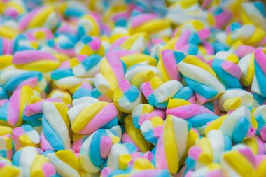 Mağazanın tezgahında satılık renkli, lezzetli şekerlemeler.