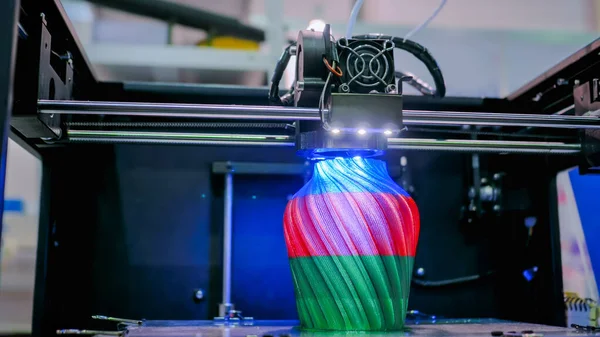 自動3次元3Dプリンタ機の印刷プラスチックモデル ロイヤリティフリーのストック写真