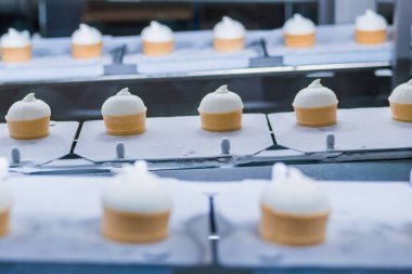 Otomatik teknoloji konsepti - gıda fabrikasında dondurma külahlı taşıyıcı bant