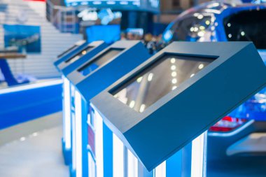 Modern ticaret fuarında veya sergide dokunmatik ekranlı elektronik kiosklar