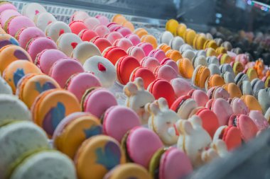 Şekerci dükkanının tezgahında parlak renkli makaronlar.