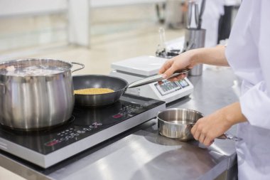 Mısır gevreği tavada kızarıyor ve cızırdıyor