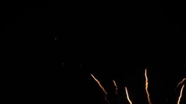Tatil konsepti - gece karanlık gökyüzünde renkli havai fişekler - süper yavaş çekim