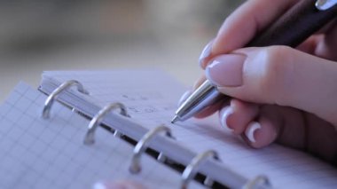 Yavaş çekim: kadın el yazısı yapılacaklar listesini klasik defter düzenleyicisiyle yapacak