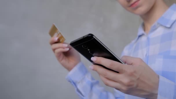 Çevrimiçi alışveriş için akıllı telefon ve kredi kartı kullanan kadın — Stok video