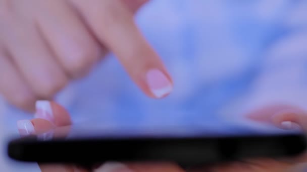 스마트폰을 사용하는 여성 - 위쪽 시야를 가까이 하는 - 느린 동작 — 비디오