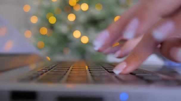 Kobieta ręce wpisując na klawiaturze komputera laptopa z bokeh tle światła — Wideo stockowe