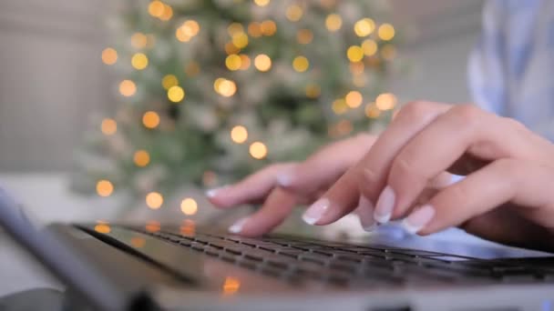 Femme mains tapant sur le clavier d'ordinateur portable avec fond clair bokeh — Video
