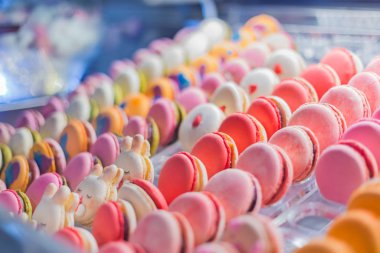 Şekerci dükkanının tezgahında satılık renkli kurabiye çeşitleri.