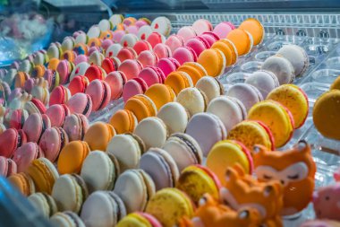 Şekerci dükkanının tezgahında parlak renkli makaronlar.