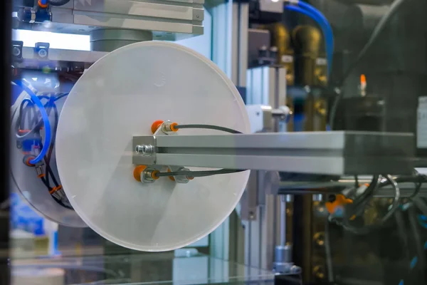 Manipulador de braço robótico automático com ventosas move tampas de plástico, tampas — Fotografia de Stock