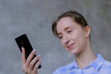 Akıllı telefon kullanan, görüntülü konuşma yapan, röportaj yapan ya da danışmanlık yapan bir kadın