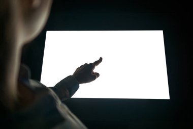 Sergide etkileşimli beyaz dokunmatik ekran kioskuna dokunan kadın