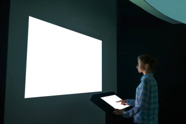 Model resmi - beyaz boş büyük duvar ekranına bakan kadın