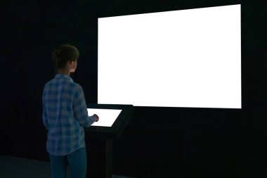 Beyaz boş, etkileşimli duvar görüntüsüne bakan kadın - model resim