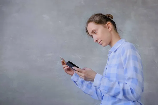 Online shopping concept - vrouw met smartphone en creditcard — Stockfoto