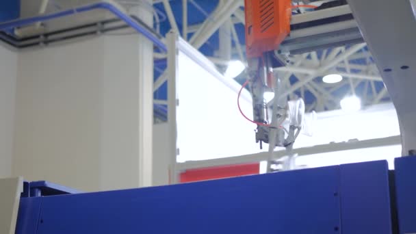 Emici bardaklı otomatik robotik kol manipülatörü plastik kapları hareket ettirir — Stok video