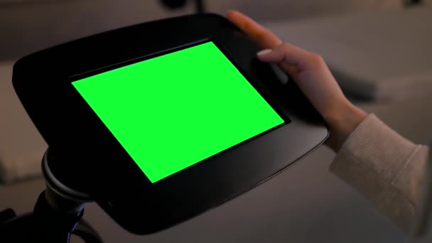 Groen scherm concept-vrouw kijken naar display van vloer staande Tablet kiosk — Stockvideo