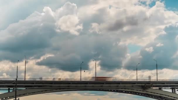 Coches en movimiento y personas en el puente rayos de sol que brillan a través de las nubes - timelapse — Vídeos de Stock