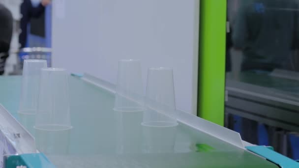 Ligne de production robotisée automatique avec gobelets en plastique mobiles sur bande transporteuse 