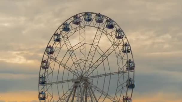 Zeitraffer des rotierenden Riesenrads und Wolken Bewegung, Sonnenuntergang bewölkt Himmel — Stockvideo